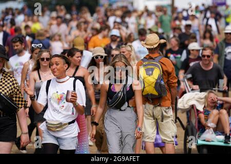 Festivalbesucher am letzten Tag beim Latitude Festival in Henham Park, Southwold, Suffolk. Bilddatum: Sonntag, 25. Juli 2021. Stockfoto