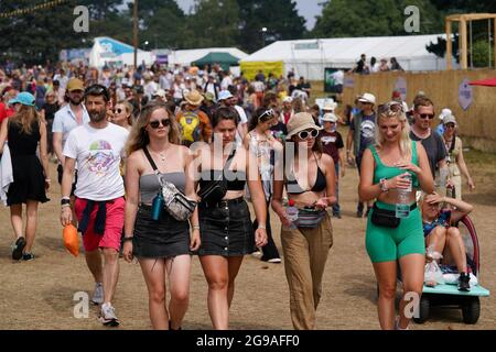 Festivalbesucher am letzten Tag beim Latitude Festival in Henham Park, Southwold, Suffolk. Bilddatum: Sonntag, 25. Juli 2021. Stockfoto