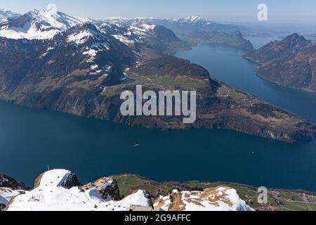 Schweizer Alpen. Gipfel der Berge in Schneeverwehungen. Blick vom Gipfel des Mount Stoss. Kanton Uri. Stockfoto