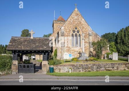 st. marys Pfarrkirche im Dorf kiddingfold surrey Stockfoto