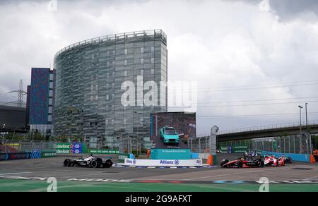 Stoffel Vandoorne vom Mercedes-EQ Formel E Team führt in Runde eins beim Heineken London E-Prix in Excel London an. Bilddatum: Sonntag, 25. Juli 2021. Stockfoto