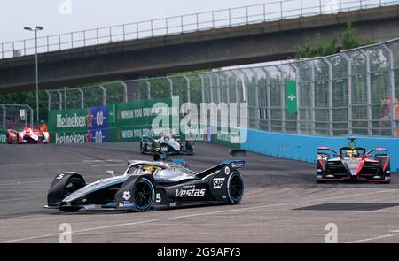 Stoffel Vandoorne vom Mercedes-EQ Formel E Team führt beim Heineken London E-Prix in Excel London an. Bilddatum: Sonntag, 25. Juli 2021. Stockfoto