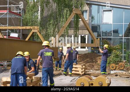 Bad Neuenahr Ahrweiler, Deutschland. Juli 2021. Helfer des Technischen Hilfswerks (THW) bauen für die Ahr eine provisorische Brücke, die eine Brücke ersetzen soll, die durch das Hochwasser in wenigen Tagen am gleichen Ort völlig zerstört wurde. Im Ahrtal, das durch die Überschwemmungen schwer verwüstet wurde, werden die Sanarbeiten unvermindert fortgesetzt. Quelle: Thomas Frey/dpa/Alamy Live News Stockfoto