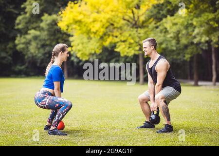 Setzen Sie ein paar Kesselglocken in den Fitnessraum Stockfoto