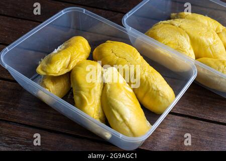 Goldgelber Musang König Durian Fruchtfleisch in Behälter auf hölzerner Oberfläche Stockfoto