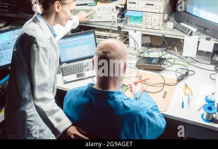 Team von Entwicklungsingenieuren, die im Labor neue Produkte entwickeln Stockfoto