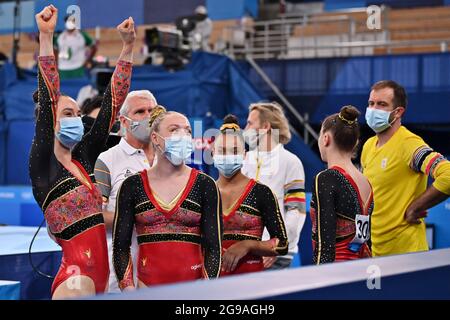 Die belgische Kunstturnerin Nina Derwael (L) feiert nach der Qualifikation des Kunstturnwettbewerbs am dritten Tag der „Tokyo 2“ Stockfoto