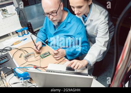 Team von Entwicklungsingenieuren, die im Labor neue Produkte entwickeln Stockfoto