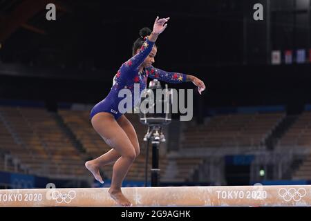 Tokio, Japan. Juli 2021. Der US-amerikanische Kunstturnist Jordan Chiles fällt während der Qualifikationsrunde am Sonntag, den 25. Juli 2021, auf den Balancebalken im Ariake Gymnastik Center bei den Olympischen Spielen in Tokio, Japan. Foto von Richard Ellis/UPI. Kredit: UPI/Alamy Live Nachrichten Stockfoto