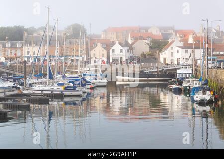 Anstruther Harbour in haar (Meeresnebel), Anstruther, Fife, Schottland, Großbritannien Stockfoto