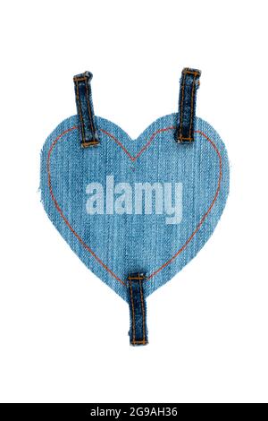 Jeansherz mit drei Trägern isoliert auf weißem Hintergrund. Geripptes Denim-Herz-Gestell auf weißem Hintergrund. Denim-Mode Stockfoto