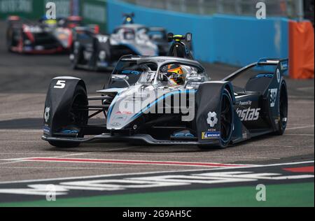 Stoffel Vandoorne vom Mercedes-EQ Formel E Team führt beim Heineken London E-Prix in Excel London an. Bilddatum: Sonntag, 25. Juli 2021. Stockfoto