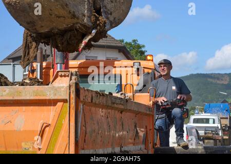 Bad Neuenahr Ahrweiler, Deutschland. Juli 2021. Der Bauunternehmer Paul Sauer aus Koblenz unterstützt mit 20 Mitarbeitern aus seinem Unternehmen und zahlreichen Baumaschinen die Flutopfer der Stadt. Nach der Hochwasserkatastrophe in der vergangenen Woche laufen in den betroffenen Regionen Westdeutschlands Sanarbeiten. Quelle: Thomas Frey/dpa/Alamy Live News Stockfoto