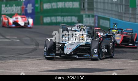 Stoffel Vandoorne vom Mercedes-EQ Formula E Team führt beim Heineken London E-Prix in Excel London nach einem Safety Car. Bilddatum: Sonntag, 25. Juli 2021. Stockfoto