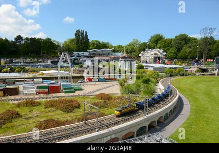 Den Haag, Niederlande - 20. Mai 2017: Miniaturzüge und andere berühmte Sehenswürdigkeiten der Niederlande in Madurodam in Den Haag, Niederlande. Stockfoto