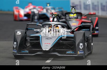 Stoffel Vandoorne vom Mercedes-EQ Formel E Team führt beim Heineken London E-Prix in Excel London an. Bilddatum: Sonntag, 25. Juli 2021. Stockfoto