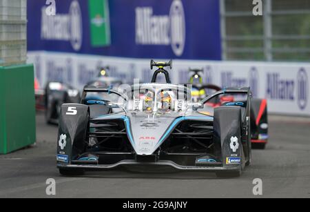 Stoffel Vandoorne vom Mercedes-EQ Formel E Team führt beim Heineken London E-Prix in Excel London an. Bilddatum: Sonntag, 25. Juli 2021. Stockfoto