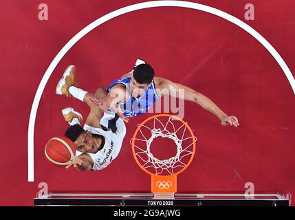 (210725) -- TOKIO, 25. Juli 2021 (Xinhua) -- Maodo Lo (L) aus Deutschland legt sich während der Männer-Basketball-Pool-Runde zwischen Deutschland und Italien in Tokio, Japan, am 25. Juli 2021 auf. (Xinhua/Meng Yongmin) Stockfoto