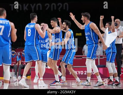 (210725) -- TOKIO, 25. Juli 2021 (Xinhua) -- Spieler Italiens feiern nach dem Basketball-Pool-Spiel der Männer zwischen Deutschland und Italien in Tokio, Japan, 25. Juli 2021. (Xinhua/Meng Yongmin) Stockfoto