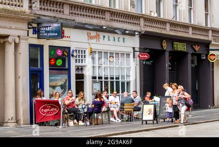 Dundee, Tayside, Schottland, Großbritannien. Juli 2021. UK Wetter: Ein sonniger und warmer Tag in Nordostschottland mit Temperaturen von bis zu 22 Grad Covid-19 Lockdown hat sich auf das Niveau Null entspannt, und die Anwohner sind froh, draußen zu sein, um Spaß zu haben und das Sommerwetter in Dundee zu genießen. Zufriedene Kunden genießen Erfrischungen, während sie vor dem Pancake Place sitzen, nachdem sie einen Tag lang im Stadtzentrum einkaufen waren. Kredit: Dundee Photographics/Alamy Live Nachrichten Stockfoto