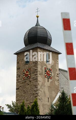 Pfarrkirche St. Nikolaus Glockenturm aus dem 14. Jahrhundert mit Zwiebeldach, Schluchsee, Baden-Württemberg, Deutschland Stockfoto