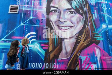 Mädchen gehen an einem Wandbild der Graffiti-Künstlerin Shona Hardie für das Edinburgh Science Festival von CEO Natalie Duffield vorbei und feiern Frauen in STEM, Schottland, Großbritannien Stockfoto