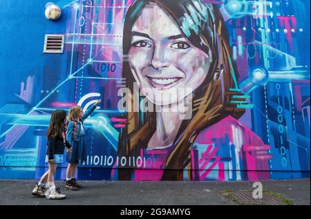 Mädchen gehen an einem Wandbild der Graffiti-Künstlerin Shona Hardie für das Edinburgh Science Festival von CEO Natalie Duffield vorbei und feiern Frauen in STEM, Schottland, Großbritannien Stockfoto