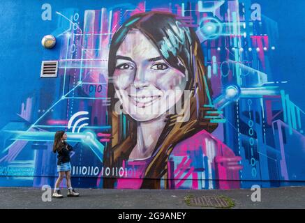 Graffiti-Wandgemälde von Shona Hardie für das Edinburgh Science Festival von CEO Natalie Duffield, das Frauen in STEM, Schottland, Großbritannien, feiert Stockfoto