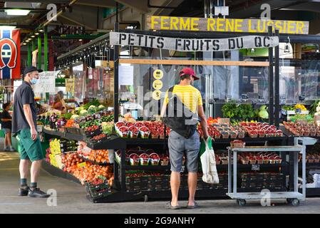 Mit einem großen Teil der Bevölkerung geimpft: Gegen Covid-19 Montreal kommt wieder zu einer Art Normalität. Der hier abgebildete Jean Talon Markt ist für Geschäfte mit Käufern geöffnet, die Gesichtsmasken tragen./ Montreal, Kanada, Juli 2021 Stockfoto