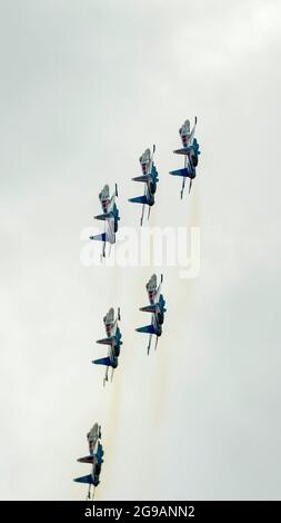 Kämpfer Su-35 Russische Ritter sind am Himmel über Schukowski zu sehen. Ein umfangreiches Programm für die 15. MAKS Air Show wurde von den Kunstflugteams "Russian Knights", "Swifts", "Falcons of Russia" und "berkuts" vorbereitet, die die Luftwaffe der Russischen Föderation repräsentieren. Die Piloten des russischen First Flight Kunstflugteams und natürlich die Gäste aus Indien - das SARANG Hubschrauber Kunstflugteam - nahmen ihr Flugzeug über Schukowski in den Himmel. Stockfoto