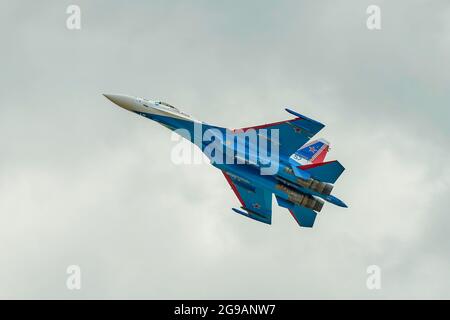 Su-35 Russische Ritter gesehen am Himmel über Schukowski. Ein umfangreiches Programm für die 15. MAKS Air Show wurde von den Kunstflugteams "Russian Knights", "Swifts", "Falcons of Russia" und "berkuts" vorbereitet, die die Luftwaffe der Russischen Föderation repräsentieren. Die Piloten des russischen First Flight Kunstflugteams und natürlich die Gäste aus Indien - das SARANG Hubschrauber Kunstflugteam - nahmen ihr Flugzeug über Schukowski in den Himmel. Stockfoto