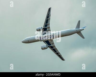 Lotsenfahrt des Transports MC-21 am Himmel über Schukowski. Ein umfangreiches Programm für die 15. MAKS Air Show wurde von den Kunstflugteams "Russian Knights", "Swifts", "Falcons of Russia" und "berkuts" vorbereitet, die die Luftwaffe der Russischen Föderation repräsentieren. Die Piloten des russischen First Flight Kunstflugteams und natürlich die Gäste aus Indien - das SARANG Hubschrauber Kunstflugteam - nahmen ihr Flugzeug über Schukowski in den Himmel. Stockfoto