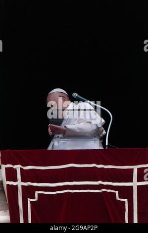 Rom, Italien. Juli 2021. 25. Juli 2021 : Papst Franziskus hält das sonntägliche Angelusgebet aus dem Fenster seines Arbeitszimmer mit Blick auf den Petersplatz im Vatikan. Quelle: Independent Photo Agency/Alamy Live News Stockfoto