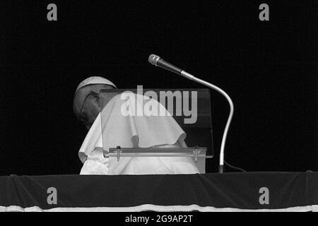 Rom, Italien. Juli 2021. 25. Juli 2021 : Papst Franziskus hält das sonntägliche Angelusgebet aus dem Fenster seines Arbeitszimmer mit Blick auf den Petersplatz im Vatikan. Quelle: Independent Photo Agency/Alamy Live News Stockfoto