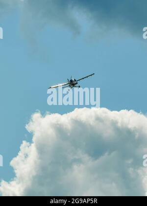 Leichtes Kompositflugzeug am Himmel über Zhukovsk. Ein umfangreiches Programm für die 15. MAKS Air Show wurde von den Kunstflugteams "Russian Knights", "Swifts", "Falcons of Russia" und "berkuts" vorbereitet, die die Luftwaffe der Russischen Föderation repräsentieren. Die Piloten des russischen First Flight Kunstflugteams und natürlich die Gäste aus Indien - das SARANG Hubschrauber Kunstflugteam - nahmen ihr Flugzeug über Schukowski in den Himmel. (Foto von Mihail Siergiejevicz / SOPA IMAG/Sipa USA) Stockfoto