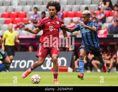 (210725) -- MÜNCHEN, 25. Juli 2021 (Xinhua) -- Joshua Zirkzee (L) von Bayern München kontrolliert den Ball unter der Verteidigung von David Neres von Ajax während eines Freundschaftsspiel zwischen Bayern München und Ajax Amsterdam der Niederlande in München, Deutschland, am 24. Juli 2021. Das Spiel endete am 2-2. (Foto von Philippe Ruiz/Xinhua) Stockfoto