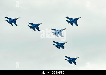 Schukowski, Russland. Juli 2021. Die Jagdflugzeuge Su-35 Russian Knights sind am Himmel über Zhukovsky zu sehen.EIN umfangreiches Programm für die 15. MAKS Air Show wurde von den Kunstflugteams ''Russian Knights'', ''Swifts'', ''Falcons of Russia''' und ''berkuts'', die die Luftwaffe der Russischen Föderation repräsentieren, vorbereitet. Die Piloten des russischen First Flight Kunstflugteams und natürlich die Gäste aus Indien - das SARANG Hubschrauber Kunstflugteam - nahmen ihr Flugzeug über Schukowski in den Himmel. (Bild: © Mihail Siergiejevicz/SOPA Images via ZUMA Press Wire) Stockfoto