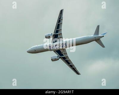 Schukowski, Russland. Juli 2021. Lotsenfahrt des Transports MC-21 am Himmel über Schukowski.EIN umfangreiches Programm für die 15. MAKS-Flugschau wurde von den Kunstflugteams ''Russian Knights'', ''Swifts'', ''Falcons of Russia''' und ''berkuts'', die die Luftwaffe der Russischen Föderation repräsentieren, vorbereitet. Die Piloten des russischen First Flight Kunstflugteams und natürlich die Gäste aus Indien - das SARANG Hubschrauber Kunstflugteam - nahmen ihr Flugzeug über Schukowski in den Himmel. (Bild: © Mihail Siergiejevicz/SOPA Images via ZUMA Press Wire) Stockfoto