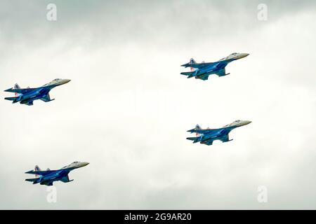 Schukowski, Russland. Juli 2021. Zwei Paare von Su-35 russischen Rittern, die am Himmel über Zhukovsky gesehen wurden.EIN großes Programm für die 15. MAKS-Flugshow wurde von den Kunstflugteams ''Russian Knights'', ''Swifts'', ''Falcons of Russia''' und ''berkuts'', die die Luftwaffe der Russischen Föderation repräsentieren, vorbereitet. Die Piloten des russischen First Flight Kunstflugteams und natürlich die Gäste aus Indien - das SARANG Hubschrauber Kunstflugteam - nahmen ihr Flugzeug über Schukowski in den Himmel. (Bild: © Mihail Siergiejevicz/SOPA Images via ZUMA Press Wire) Stockfoto