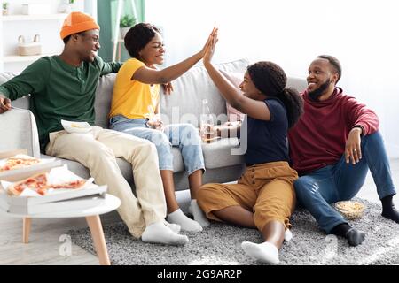 Zwei junge schwarze Paare genießen zu Hause Zeit zusammen Stockfoto