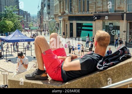 UK Wetter: Glasgow, UK. Juli 2021. UK Wetter: Ein weiterer heißer, sonniger Tag sah Einheimische und Touristen die Sonne genießen und die Unvermeidlichkeit, dass sie irgendwann bald endete. Die Treppe in der königlichen Konzerthalle ist ein beliebter Ort zum Mittagessen und Sonnenbaden. Quelle: gerard Ferry/Alamy Live News Stockfoto