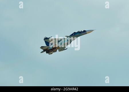 24. Juli 2021, Zhukovsky, Russland: Su-30 Marineflieger im Himmel über Zhukovsky..EIN großes Programm für die 15. MAKS Air Show wurde von den Kunstflugteams ''Russian Knights'', ''Swifts''', ''Falcons of Russia''' und ''berkuts'', die die Luftwaffe der Russischen Föderation repräsentieren, vorbereitet. Die Piloten des russischen First Flight Kunstflugteams und natürlich die Gäste aus Indien - das SARANG Hubschrauber Kunstflugteam - nahmen ihr Flugzeug über Schukowski in den Himmel. (Bild: © Mihail Siergiejevicz/SOPA Images via ZUMA Press Wire) Stockfoto