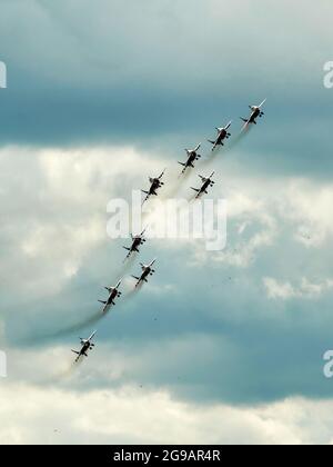 Eine Runde von neun MiG-29 des Swifts-Kunstflugteams in enger Formation am Himmel über Zhukovsk. Ein umfangreiches Programm für die 15. MAKS Air Show wurde von den Kunstflugteams "Russian Knights", "Swifts", "Falcons of Russia" und "berkuts" vorbereitet, die die Luftwaffe der Russischen Föderation repräsentieren. Die Piloten des russischen First Flight Kunstflugteams und natürlich die Gäste aus Indien - das SARANG Hubschrauber Kunstflugteam - nahmen ihr Flugzeug über Schukowski in den Himmel. (Foto von Mihail Siergiejevicz / SOPA IMAG/Sipa USA) Stockfoto