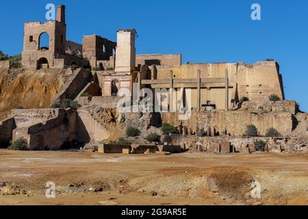 Überreste der Bauten, die Teil der Mine Mazarrón, Murcia, waren, die heute ein Wüstengebiet ist Stockfoto