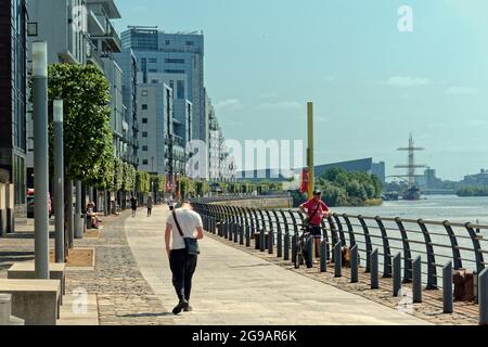 UK Wetter: Glasgow, UK. Juli 2021. Wetter in Großbritannien: An einem weiteren heißen, sonnigen Tag genossen Einheimische und Touristen die Sonne und die Unvermeidlichkeit, dass sie bald enden würde.der clyde-Spaziergang auf den Hafenterrassen von Glasgow ist berühmt für seine flammbaren Fassaden. Quelle: gerard Ferry/Alamy Live News Stockfoto