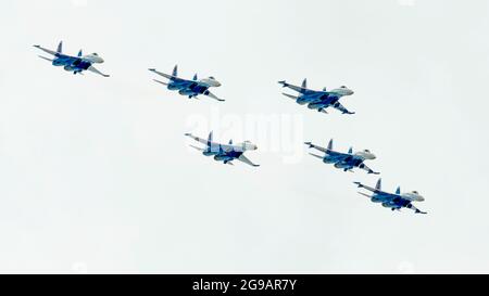 Kämpfer Su-35 Russische Ritter sind am Himmel über Schukowski zu sehen. Ein umfangreiches Programm für die 15. MAKS Air Show wurde von den Kunstflugteams "Russian Knights", "Swifts", "Falcons of Russia" und "berkuts" vorbereitet, die die Luftwaffe der Russischen Föderation repräsentieren. Die Piloten des russischen First Flight Kunstflugteams und natürlich die Gäste aus Indien - das SARANG Hubschrauber Kunstflugteam - nahmen ihr Flugzeug über Schukowski in den Himmel. (Foto von Mihail Siergiejevicz / SOPA IMAG/Sipa USA) Stockfoto