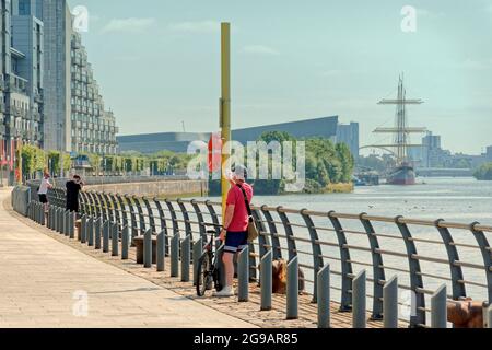 UK Wetter: Glasgow, UK. Juli 2021. Wetter in Großbritannien: An einem weiteren heißen, sonnigen Tag genossen Einheimische und Touristen die Sonne und die Unvermeidlichkeit, dass sie bald enden würde.der clyde-Spaziergang auf den Hafenterrassen von Glasgow ist berühmt für seine flammbaren Fassaden. Quelle: gerard Ferry/Alamy Live News Stockfoto