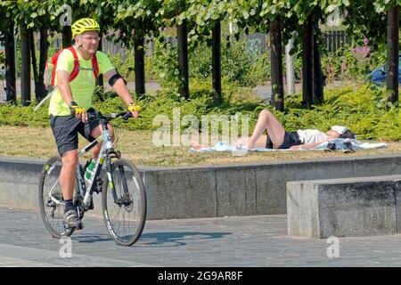 UK Wetter: Glasgow, UK. Juli 2021. UK Wetter: Ein weiterer heißer, sonniger Tag sah Einheimische und Touristen die Sonne genießen und die Unvermeidlichkeit, dass sie irgendwann bald endete. Der clyde Walkway am Flussufer ist bei Sportlern und Sonnenanbetern beliebt. Quelle: gerard Ferry/Alamy Live News Stockfoto