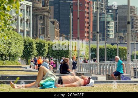 UK Wetter: Glasgow, UK. Juli 2021. UK Wetter: Ein weiterer heißer, sonniger Tag sah Einheimische und Touristen die Sonne genießen und die Unvermeidlichkeit, dass sie irgendwann bald endete. Der clyde Walkway am Flussufer ist bei Sportlern und Sonnenanbetern beliebt. Quelle: gerard Ferry/Alamy Live News Stockfoto