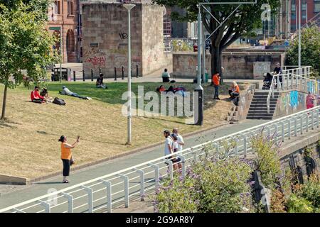 UK Wetter: Glasgow, UK. Juli 2021. UK Wetter: Ein weiterer heißer, sonniger Tag sah Einheimische und Touristen die Sonne genießen und die Unvermeidlichkeit, dass sie irgendwann bald endete. Der clyde Walkway am Flussufer ist bei Sportlern und Sonnenanbetern beliebt. Quelle: gerard Ferry/Alamy Live News Stockfoto